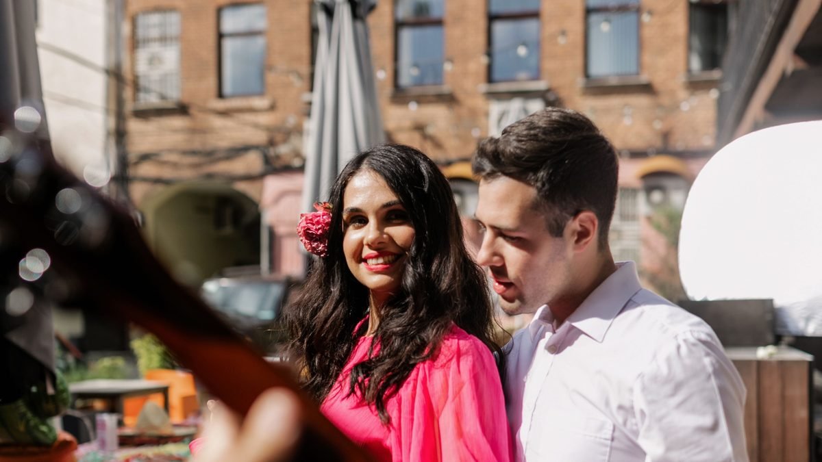 Pareja celebrando su aniversario con una canción personalizada
