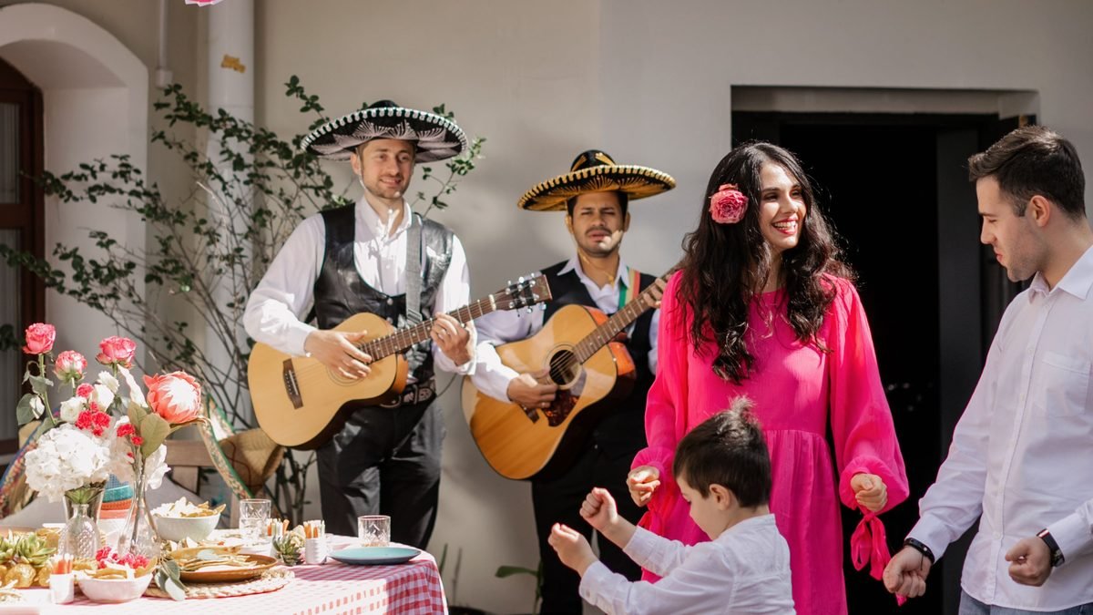 Familia reaccionando a una canción personalizada de mariachi